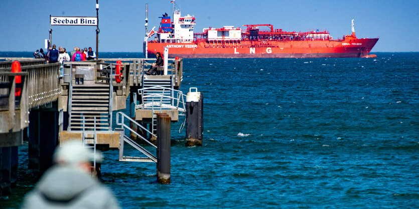 rote LNG Tanker vor Binz