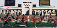 Mehrere Sportler rennen in einem Stadion der Olypmischen Spiele 1984 um die Wette