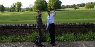 Rishi Sunak und Wolodymyr Selensky in einer parkähnlichen Landschaft