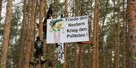 Transparent an Bäumen: "Frieden den Nestern, Krieg den Palästen"
