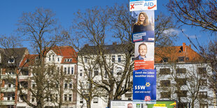 Wahlplakate an einer Laterne