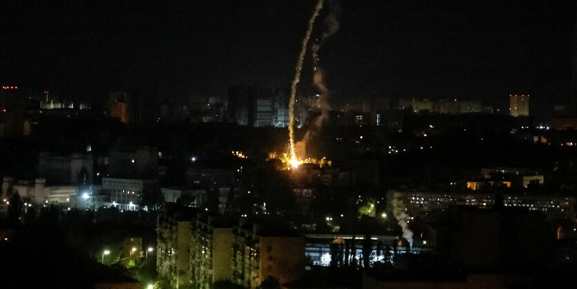 In der Dunkelheit schlägt ein Feuerball auf