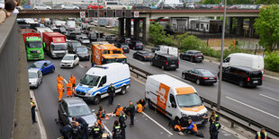 Aktivistinnen der Letzten Generation haben sich auf der Autobahn festgeklegt. Dahinter staut sich der Verkehr