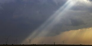 Sturmwolken und Windturbinen