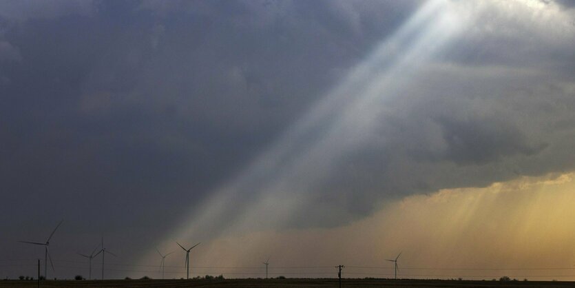 Sturmwolken und Windturbinen