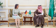 Baerbock sitzt mit dem Außenminister von Saudiarabien in großen Sesseln und dazwischen ein kleiner Tisch