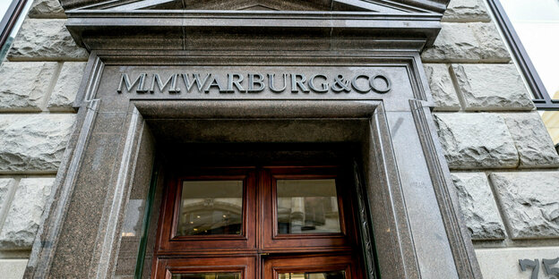 Schriftzug MMWarburg und CO über dem Eingangsgebäude