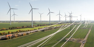 Stromfreileitung neben Windpark