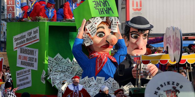 Ein Karnevalswagen zeigt Satiremotive zur Kölner Kommunalwahl 2014