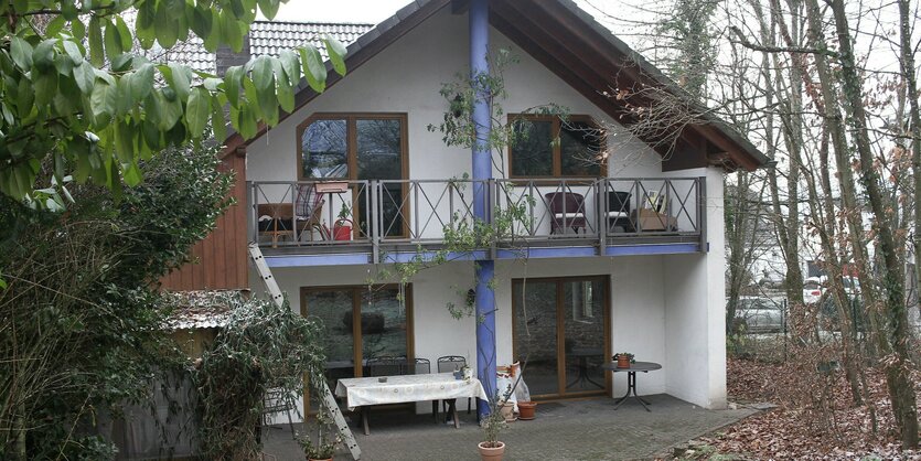 Ein Einfamlienhaus von außen. Nach der Haushaltsauflösung nach dem Tod des Vaters ist das Haus nur noch eine leere Hülle