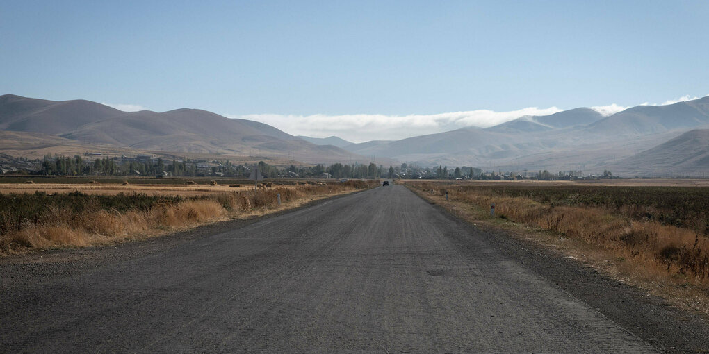 Eine Straße führt durch eine menschenleere Landschaft