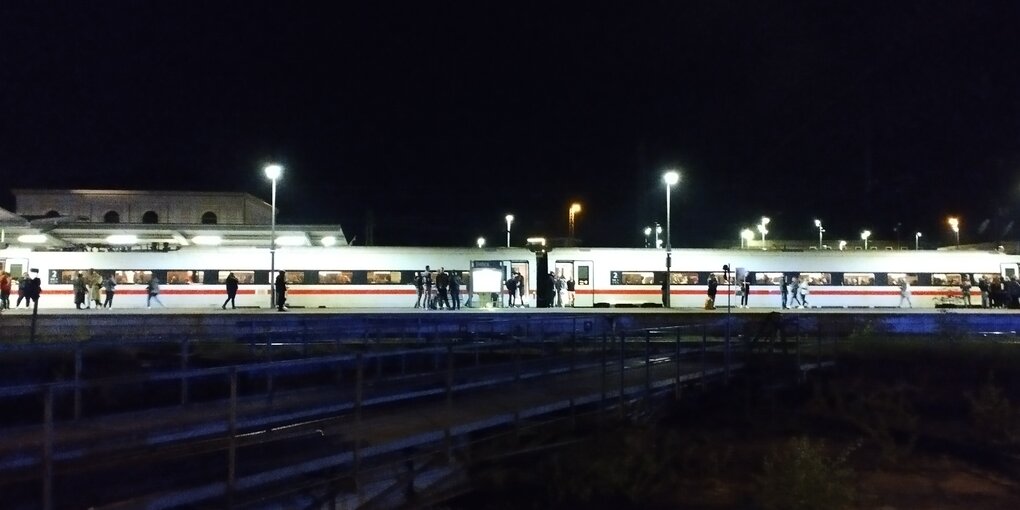 ICE am Bahnsteig bei Nacht