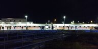 ICE am Bahnsteig bei Nacht