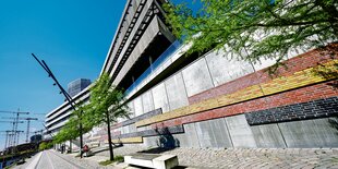 Ein Gebäude aus Beton der Hafencity-Universität.