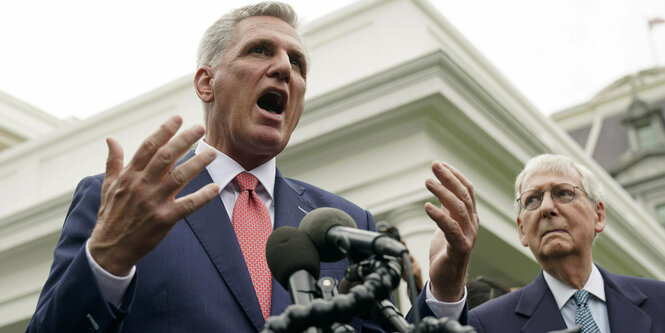 Kevin McCarthy (Republikaner)spricht vor dem Weißen Haus zur Presse, Mitch McConnell (Demokraten) hört zu.