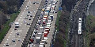 Stau auf der Bundesautobahn A3 in Richtung Frankfurt neben der ICE Hochgeschwindigkeitstrasse auf der Hallerbachtalbrücke