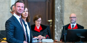 Die frühere Familienministerin Sophie Karmarsin beim Prozessauftakt im April vor dem Gericht in Wien