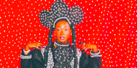 die Künstlerin Fatoumata Diawara vor rotem Hintergrund
