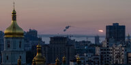 Panorama von Kyjiw am frühen Morgen mit Rakete