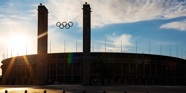 Das Berliner Olympiastadion im Sonnenuntergang
