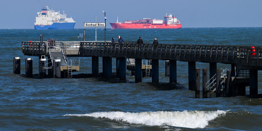 Tanker vor Seebrücke in Binz