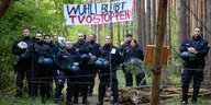 Polizisten bei der Räumung der Waldbesetzung in der Wuhlheide in Berlin.