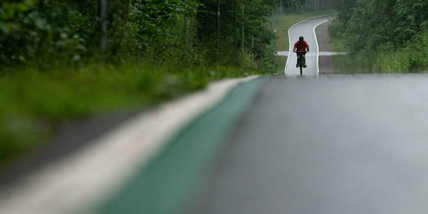 Ein Radweg mit einem Radfahrer, der einen Helm trägt