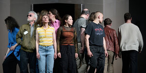 Eine Gruppe Meschen - das Ensemble von "Der Morgenstern" am Deutschen Schauspielhaus in Hamburg
