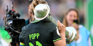 Alexandra Popp schultert den DFB-Pokal