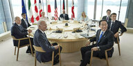 G7-Chefs an rundem Tisch