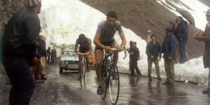 Historisches Bild von 1972, das Radprofi Felice Gimondi am Berg zeigt