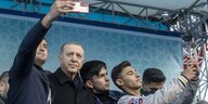 Erdogan lässt sich mit einer Gruppe von jungen Männern fotografieren