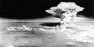 Eine mächtige Wolke nach dem Abwurf der Atombome der US-Luftwaffe auf Hiroshima 1945