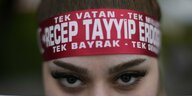 Eine Frau trägt ein Stirnband mit dem Namen von Recep Tayp Erdogan