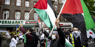 Bei einer früheren Demonstration: Palästinensische Gruppen mit Palästina-Flaggen in Neukölln