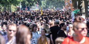 Dicht an dicht schieben sich die Besucher des Umzuges beim Karneval der Kulturen 2018 über die Gneisenaustraße