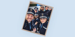 Die Band Tokio Hotel posiert für ein Selfie in Polizeiuniform mit einer Polizistin und einem Polizisten