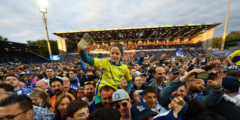 Fans von Darmstadt 98 feiern den Aufstieg