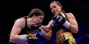 Die Boxerinnen Katie Taylor und Chantelle Cameron im Clinch