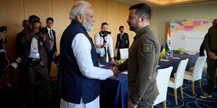 Modi und Selenski schütteln sich die Hände