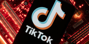 Smartphone mit TikTok-Logo