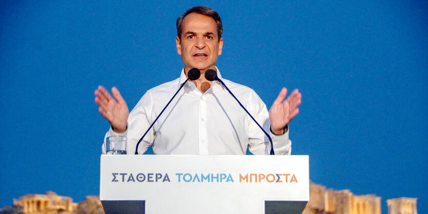 Kyriakos Mitsotakis am Rednerpult vor der Kulisse der Akropolis