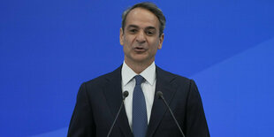 Kyriakos Mitsotakis spricht am 21. Mai vor einer Wand im Blau seiner Partei