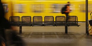 Eine leere Wartebank in einem Ubahnhof