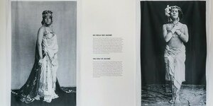 Zwei Schwarz-Weiß-Fotografien mit Ganzkörperaufnahmen einer Frau in antiken Gewändern