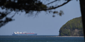Ausblick auf die Ostsee mit Steilküste und einem mit einem Tanker