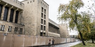 Zwei Passantinnen laufen am ehemaligen Flughafen Tempelhof entlang