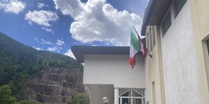 Porphyr Steinbruch und eine italienische Flagge vor einem Haus