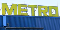 gelber Metro Schriftzug auf blauem Container