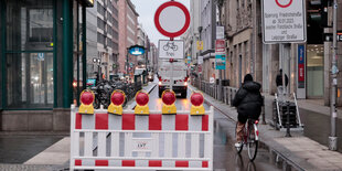 Ein Sperrschild verbietet die Einfahrt in die Friedrichstraße